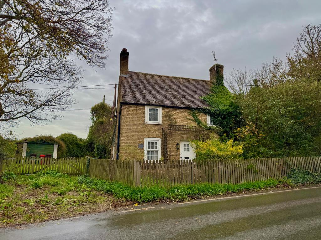 Lot: 138 - ATTRACTIVE COTTAGE WITH PERMISSION FOR LARGE EXTENSION - Detached cottage with driveway and garage